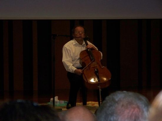 Zwischen den Musikbeitraegen erzaehlte er uns von der katastrophalen gesundheitlichen Situation in Kambodscha