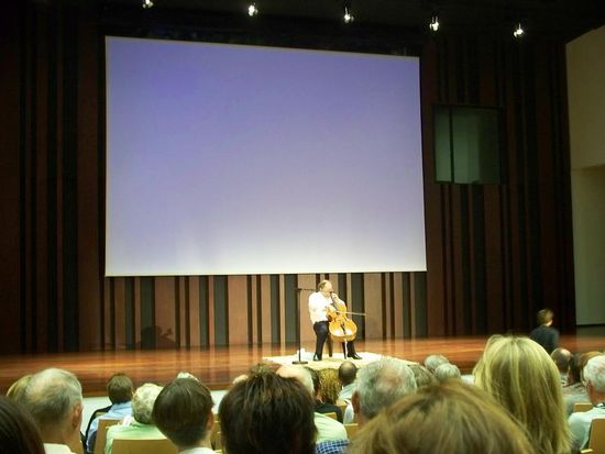 Er praesentierte uns waehrend des Konzertes nicht nur Stuecke von Bach sondern auch einige selbst komponierte Werke.