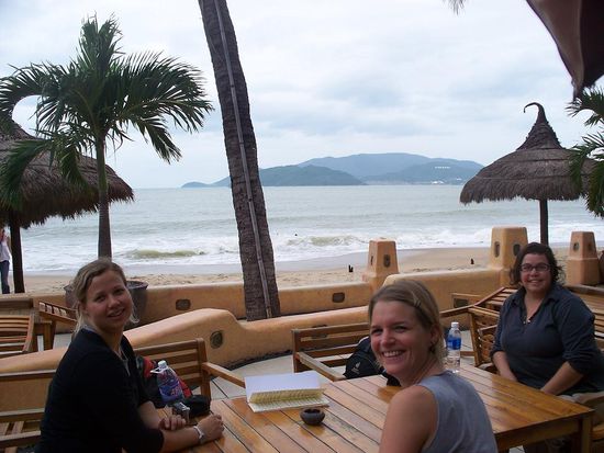 Unterwegs haben wir Eva aus Deutschland (mitte) und Wendy aus Holland (rechts) kennengelernt. Supernette Maedels, die ebenfalls den Nachtbus nach Hoi An nahmen.