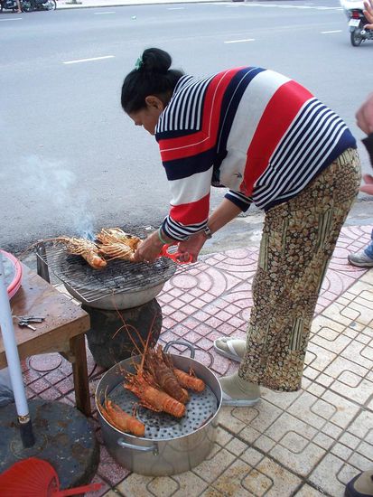Fuer 2 Euro habe ich meinen ersten Lobster gegessen... und das nicht in einem Nobelrestaurant sondern auf der Strasse von Nha Trang. Frisch zubereitet... hm... very delicious!