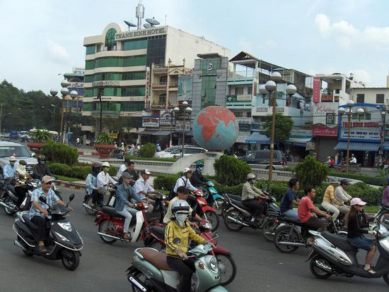 Die Strassen sind in Vietnam zwar genau so vollgestopft, aber wenigstens fahren hier alle in die gleiche Richtung...