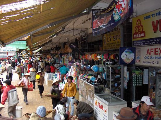In Dalat spielt sich das taegliche Leben auf den Markstrassen ab.