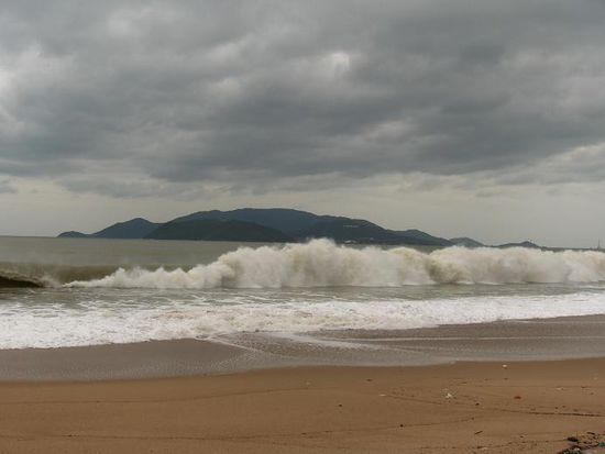 Kurz nach dem Taifun waren die Wellen immer noch sehr maechtig. Leider wurden durch die Ueberschwemmungen die Straende durch den angeschwemmten Muell total verdreckt (was man hier jetzt aber gerade nicht erkennen kann).
