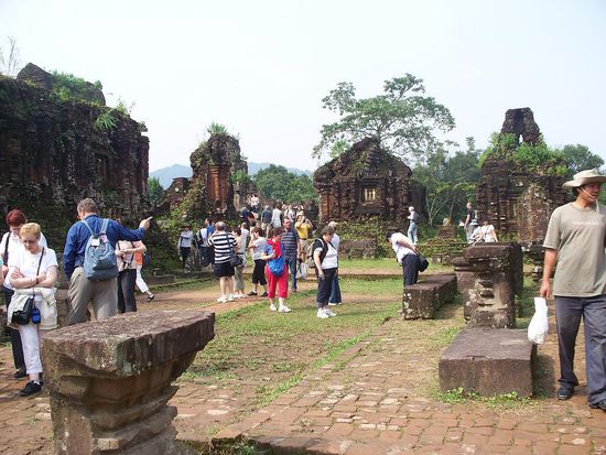 Anders als im Angkor Wat war es hier unmoeglich auch nur ein einziges Bild zu schiessen, auf dem keine anderen Touris drauf sind...