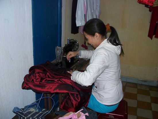 Nach der ersten Anprobe wurden die noetigen Korrekturen in sekundenschnelle genaeht...