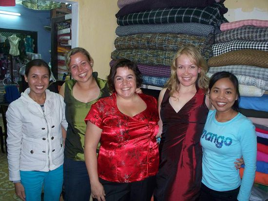 Chris, Wendy, ich und die beiden netten Schneiderfrauen... alle waren wir gluecklich und zufrieden...