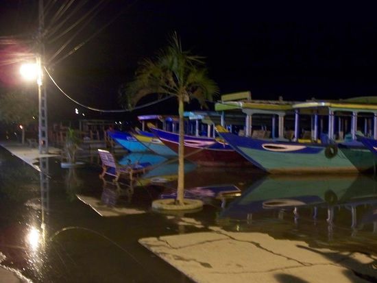 Auf Grund der Ueberschwemmungen der letzten Wochen war der Wasserstand noch so hoch, dass der Fluss jeden Abend ueber das Ufer tretete. Wir wunderten uns schon, warum wir die einzigen Gaeste in dem schoenen Restaurant an der Promenade waren...