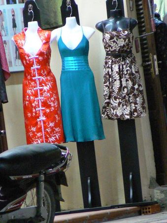 Dieses tuerkise Kleidchen musste ich einfach haben... Bin mal gespannt, wann ich Gelegenheit habe es zu tragen (vermutlich nie...)