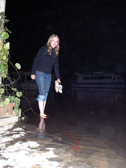 ... je laenger wir im Restaurant sassen, desto hoeher stieg der Wasserspiegel... zum Schluss war die Strasse so ueberschwemmt, dass wir das Restaurant barfuss verlassen mussten...