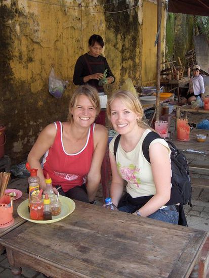 Natuerlich wurde auch hier traditionell auf der Strasse gegessen...