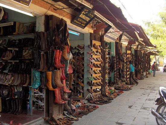 Man konnte sich sogar eigene Schuhe machen lassen. Zum Glueck haben wir diese Strasse erst gegen Ende entdeckt, sodass es fuer weiter Einkaeufe zu spaet war...