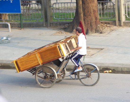 Transport eines Schrankes auf dem Cyclo...