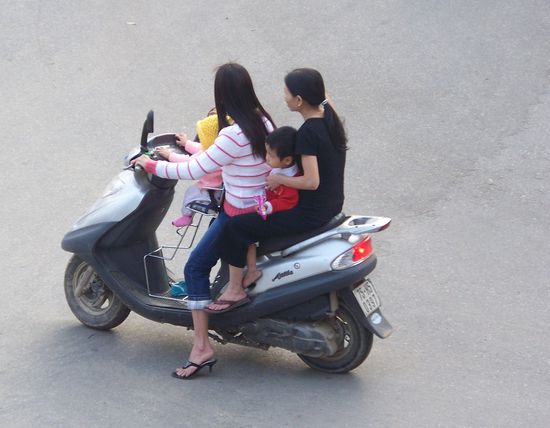 Waehrend wir einen grossen Familienwagen besitzen verfuegen die meisten vietnamesischen Familien nur ueber einen Roller... selbst dort haben 4-5 Personen Platz.