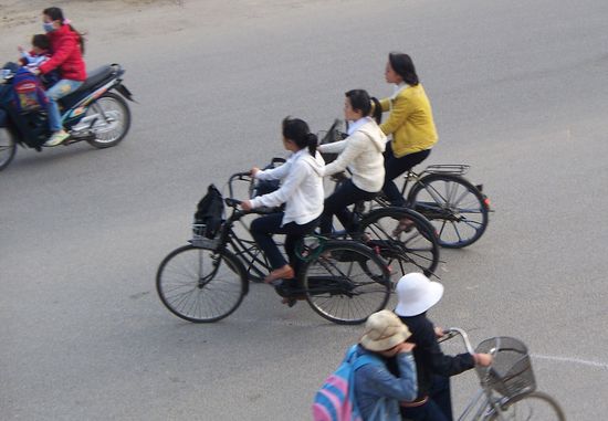 Schulmaedchen fahren mit dem Fahrrad nach Hause...