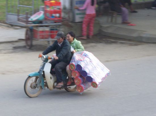 Wenn man keinen Kofferraum zur Verfuegung hat, muss man die Sachen halt auf dem Roller transportieren.