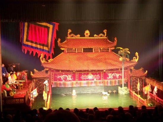 Das Wasserpuppentheater...Links im Bild sitzen die Musiker und spielen traditionelle Instrument.