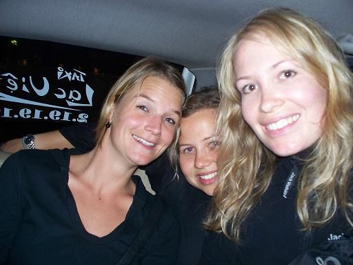 Eingequetscht im Taxi (links neben uns sass noch Arndt) fuhren wir zurueck, und waren froh, als uns der Taxifahren nach einigen vergeblichen Kaufversuchen dann doch gehen liess...