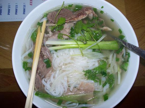 Hm lecker, meine Lieblingssuppe, die "Pho" mit extra viel Koriander...