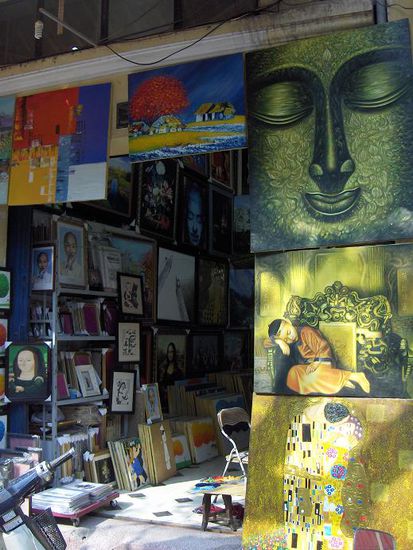 Im Hanoi sind die Haendler mit der gleichen Handelsware auch immer in der gleichen Strasse vertreten. Hier befanden wir uns gerade in der Kunst &amp; Malerei-Strasse