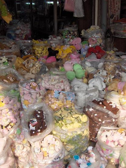 Brauch jemand Stofftiere??? Hier gibt es genuegend...