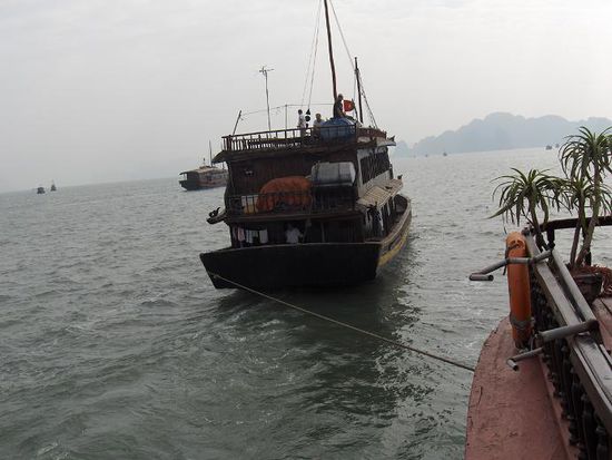 Nach dem wir gerade losgefahren waren verreckte unser Motor, sodass uns ein anderes Boot abschleppen musste... Nach einer Stunde war der Schaden allerdings schon behoben und wir konnten ohne fremde Hilfe weiterfahren...