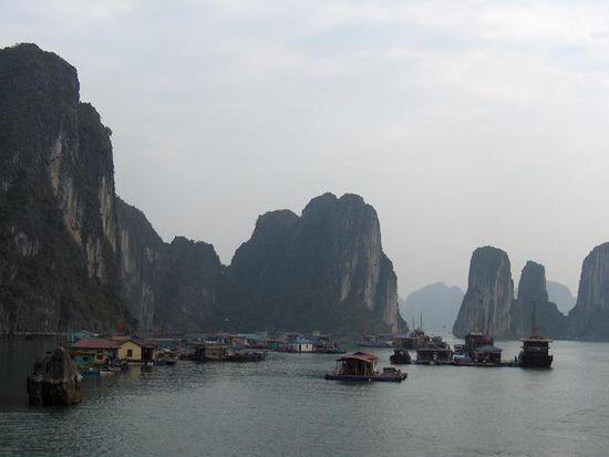 Schwimmende Doerfer in der Halong Bucht... mit diesen Menschen moechte ich nicht tauschen! Ein Leben in Isolation, voellig undenkbar fuer Unsereins...