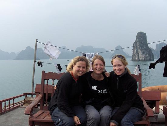 Zurueck an Bord. Im Hintergrund kann man die aufgehaengte Waesche unseres Kaptitaens sehen...