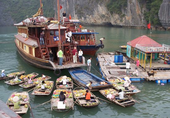 Die Obst- und Gemuesefrauen versuchten ihre Ware den Touris zu verkaufen.