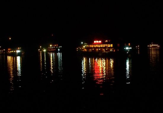 alleine waren wir allerdings nicht... mit uns noch eine Reihe anderer Touriboote...