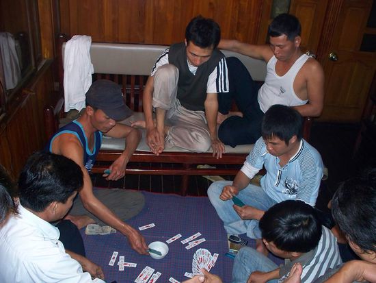 Unsere Crew verbrachte den Abend mit einem chinesischen Kartenspiel...