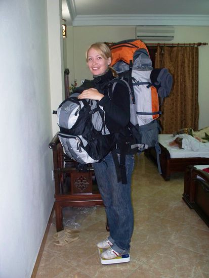 Ab auf die Waage... Die Gewichtsbegrenzung von Air Asia machte uns ganz schoen zu schaffen... Letztendlich haben wir unsere Rucksaecke so hingedeichselt, dass wir genau die 15 kg einhalten konnten. Zum Glueck haben sie allerdings nicht unser Handgepaeck gewogen (die maximalen 7 Kilo hatten wir beide locker ueberschritten...)