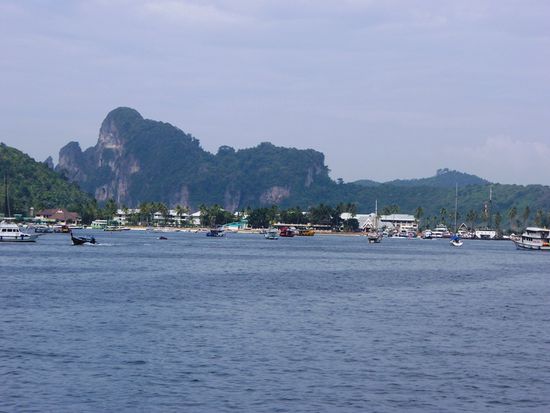 Der duenne und dichtbesiedelte Kuestenstreifen von Ko Phi Phi. Das Bild taeuscht ein bisschen, da der Berg im Hintergrund nicht direkt an den Kuestenstreifen anschliesst. Dazwischen (also auf der anderen Seite) liegt eine grosse Meeresbucht.