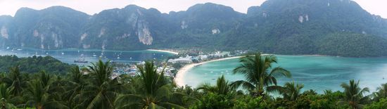 Die Riesenwelle schwappte komplett ueber den duennen Kuestenstreifen und riss alles mit sich. Unglaublich diese traurige Vorstellung.