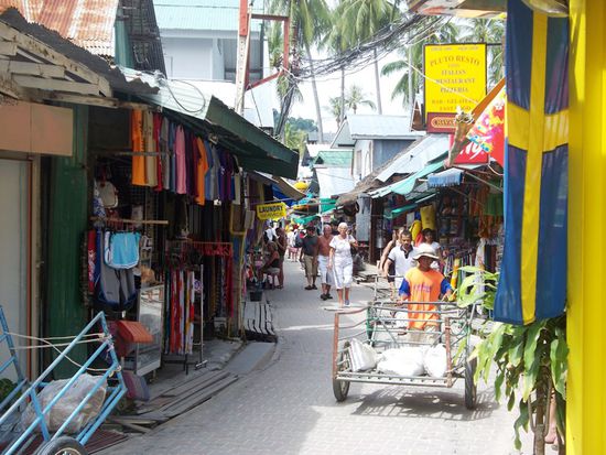 Viele Einkaufsgaesschen zieren das Inselbild...