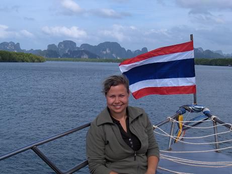 Im Hintergrund sieht man die Berge um Krabi. Ein Paradies fuer Kletterbegeisterte.