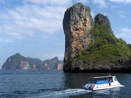 Die Bucht von Ko Phi Phi. Nur noch um die Ecke fahren, dann sind wir da!