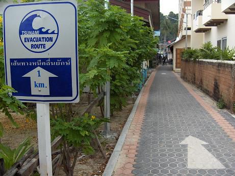 Nach dem verheerenden Tsunami vor 3 Jahren wurde auf der Insel nun eine Evakuierungsstrasse markiert. Diese fuehrt auf den hoechstgelegenen Punkt der Insel, dem "Viewpoint".