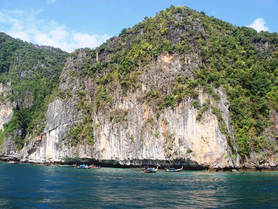 Vorbei an schoenen Felsformationen, um zu unserem ersten Tauchplatz zu kommen.