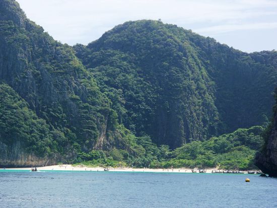 Das ist der legendaere "Beach" in der Maya Bay aus dem Hollywoodstreifen mit Leo! Hier hielten wir fuer unseren zweiten Tauchgang.