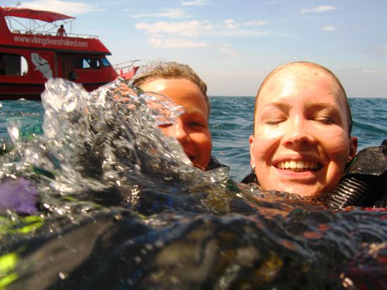 Lustiges Bild... Chris versteckt sich hinter einer schwappenden Welle...