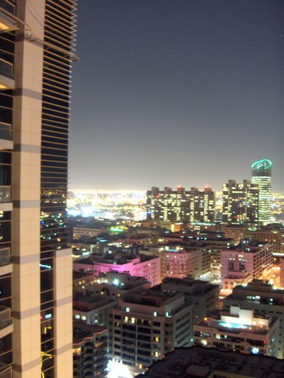 Zurueck in unserem Hotel, Aussicht bei Nacht aus unserem Hotelzimmer.