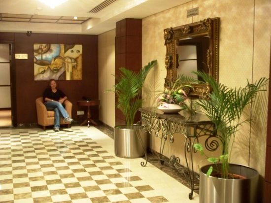 Vor dem Aufzug im 21. Stock in unserem netten Hotel...