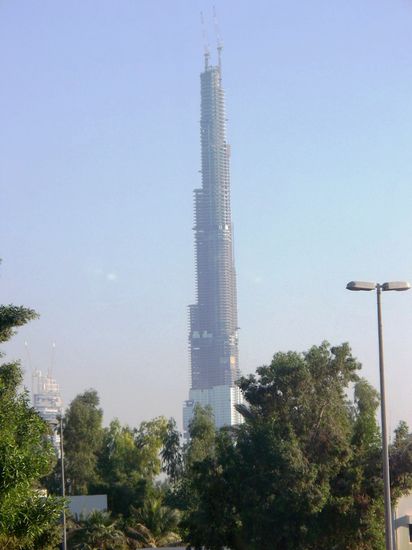 Das soll das hoechste Gebaeude der Welt geben, es wird aber noch nicht verraten, wie hoch es tatsaechlich werden soll... echt faszinierend zu sehen, wie der Turm gebaut wird. Ueber 3000 Leute arbeiten hier 24 Stunden am Tag und zumeist auch 7 Tage die Woche daran. Pro Stockwerk sind nur 4 Tage Bauzeit einkalkuliert, das muss man sich mal vorstellen.