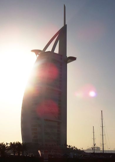 Das Burj al-Arab ist das teuerste und bekannteste Hotel der Welt. Oben links befindet sich der Hubschrauberlandeplatz, und oben rechts im Bild befindet sich ein Restaurant (unglaublich wie das befestigt ist) mit Blick auf das Meer.