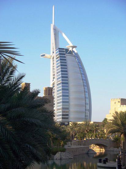 Es ist das einzige Hotel auf der ganzen Welt, welches mit 7 Sternen ausgezeichnet ist. Die Zimmerpreise beginnen bei 1.300 Euro die Nacht und hoeren bei 48.000 Euro pro Nacht auf...