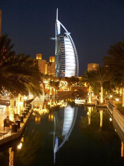 Das Segelartige Hotel ist echt beeindruckend, schade dass wir keinen Blick ins Innere werfen durften... (Das Hotel ist im Inneren komplett mit Gold ausgestattet)