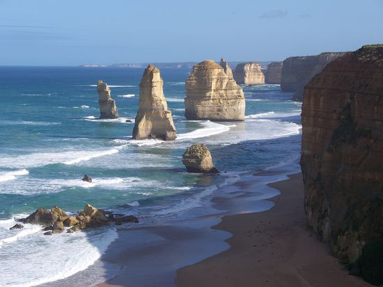 das sind die beruehmten 12 Apostel, wobei der eine vorne letztes Jahr zusammengekracht ist...die anderen Apostel sind auf der anderen Seite und deshalb auf dem Bild nicht zu sehen