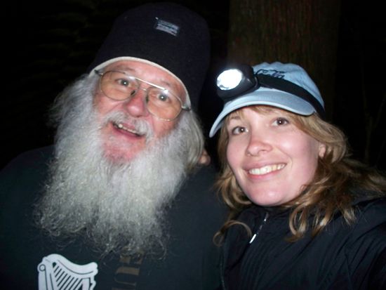 Bernie und ich im Regenwald, das Bild spricht fuer sich...zum Glueck hatte ich meine schicke Stirnlampe dabei,  sonst haetten wir wahrscheinlich gar nichts gesehen...