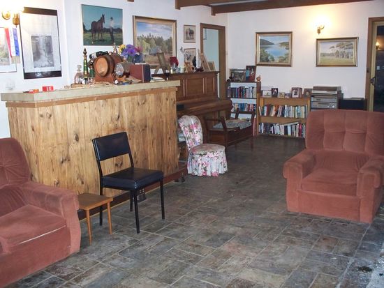 Wohnzimmer mit Klavier, darauf hab ich ihm ab und zu was vorgespielt...