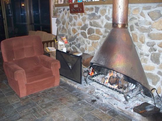 Abends gab es immer ein gemuetliches Kaminfeuer und dazu ein Glaesschen Wein